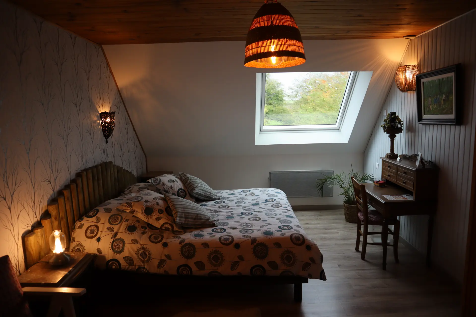 Vue du lit et du bureau