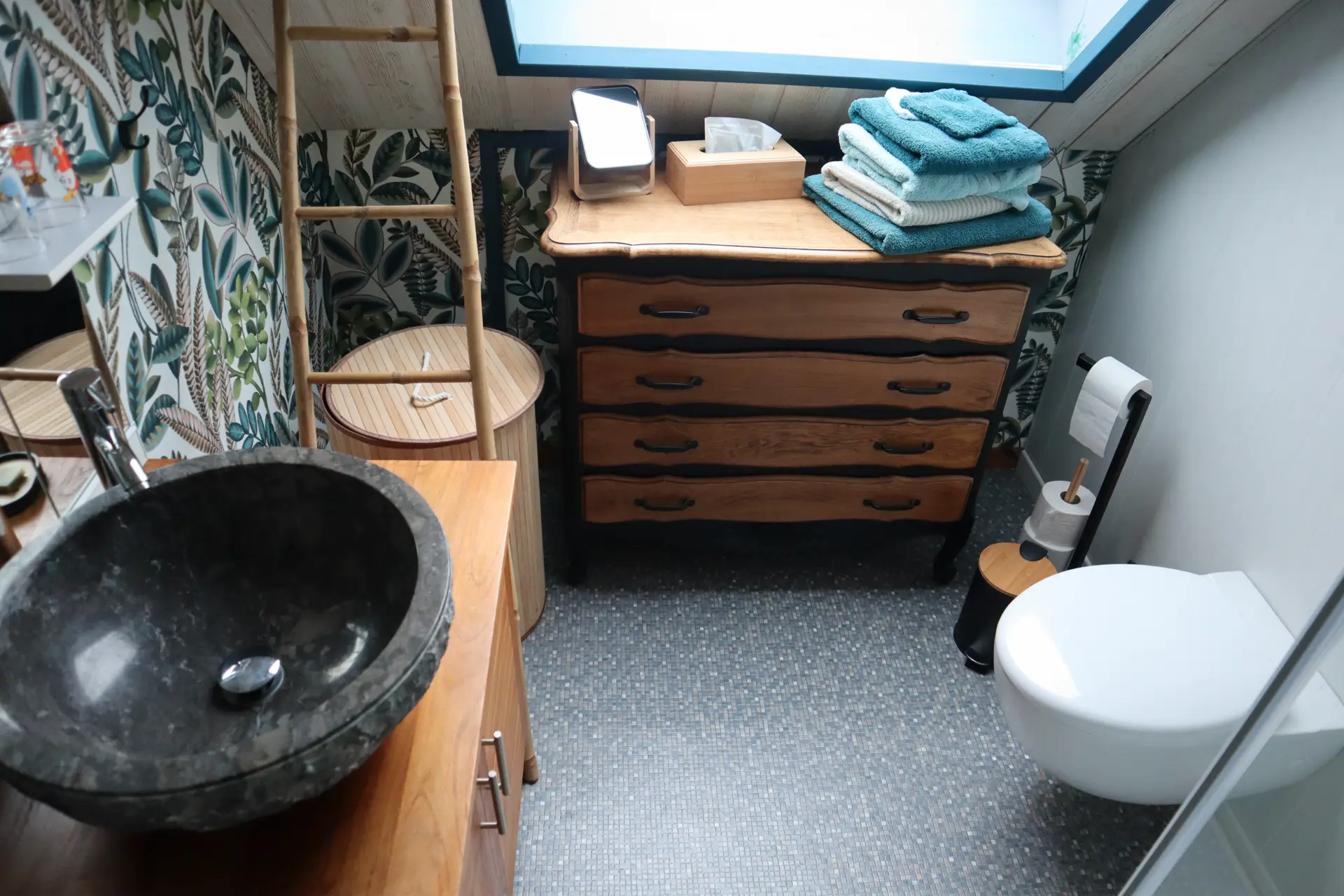 Vue d'ensemble de la salle de bain