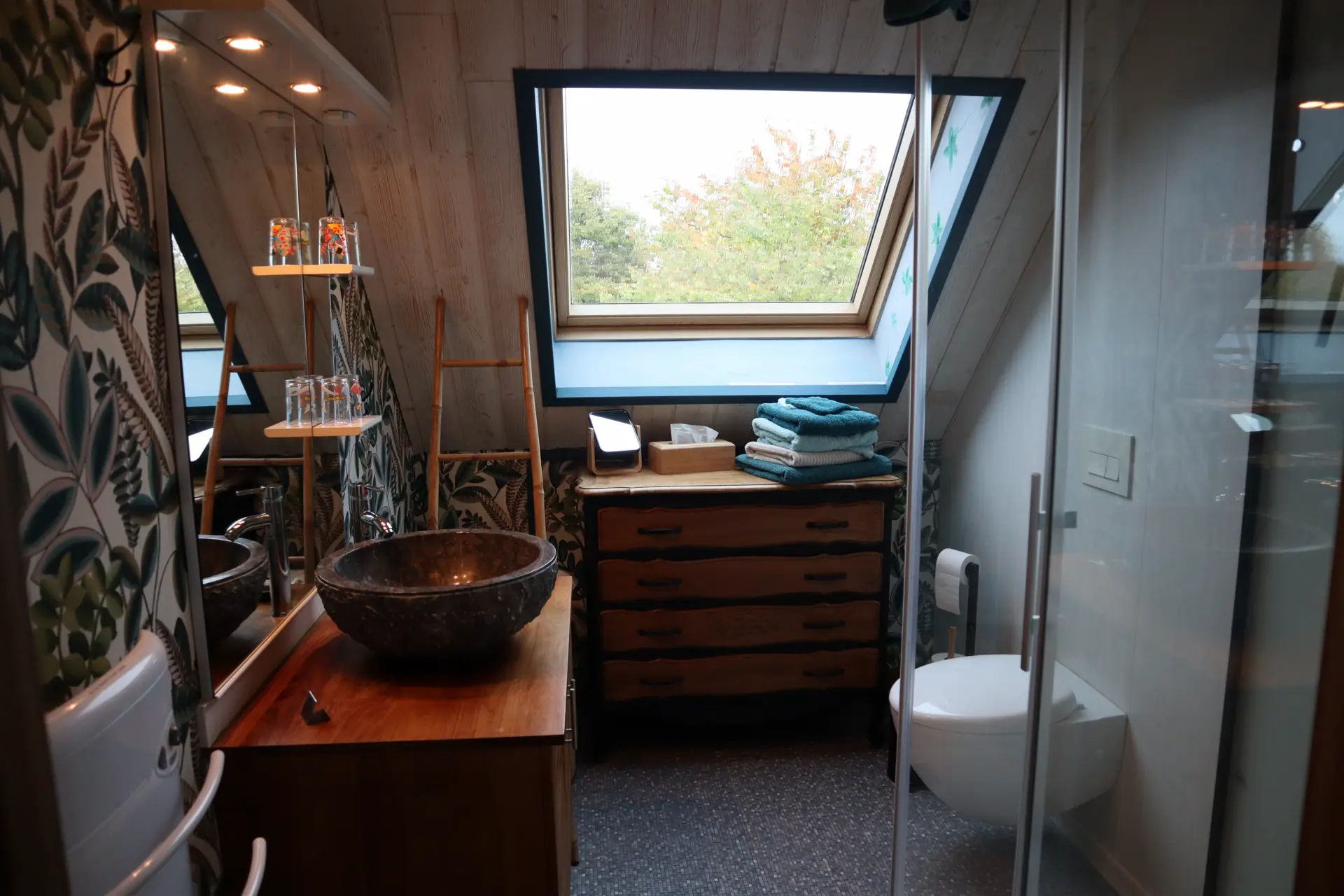 Vue d'ensemble de la salle de bain