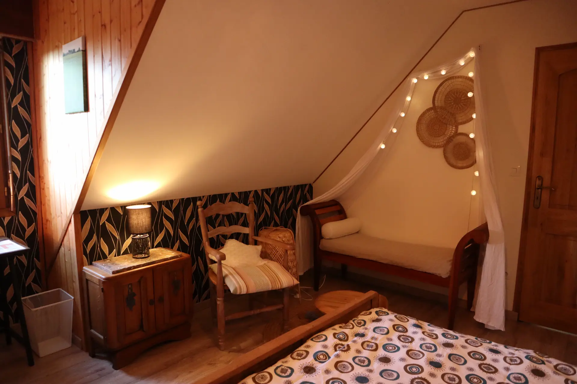 Lit et banquette de la chambre