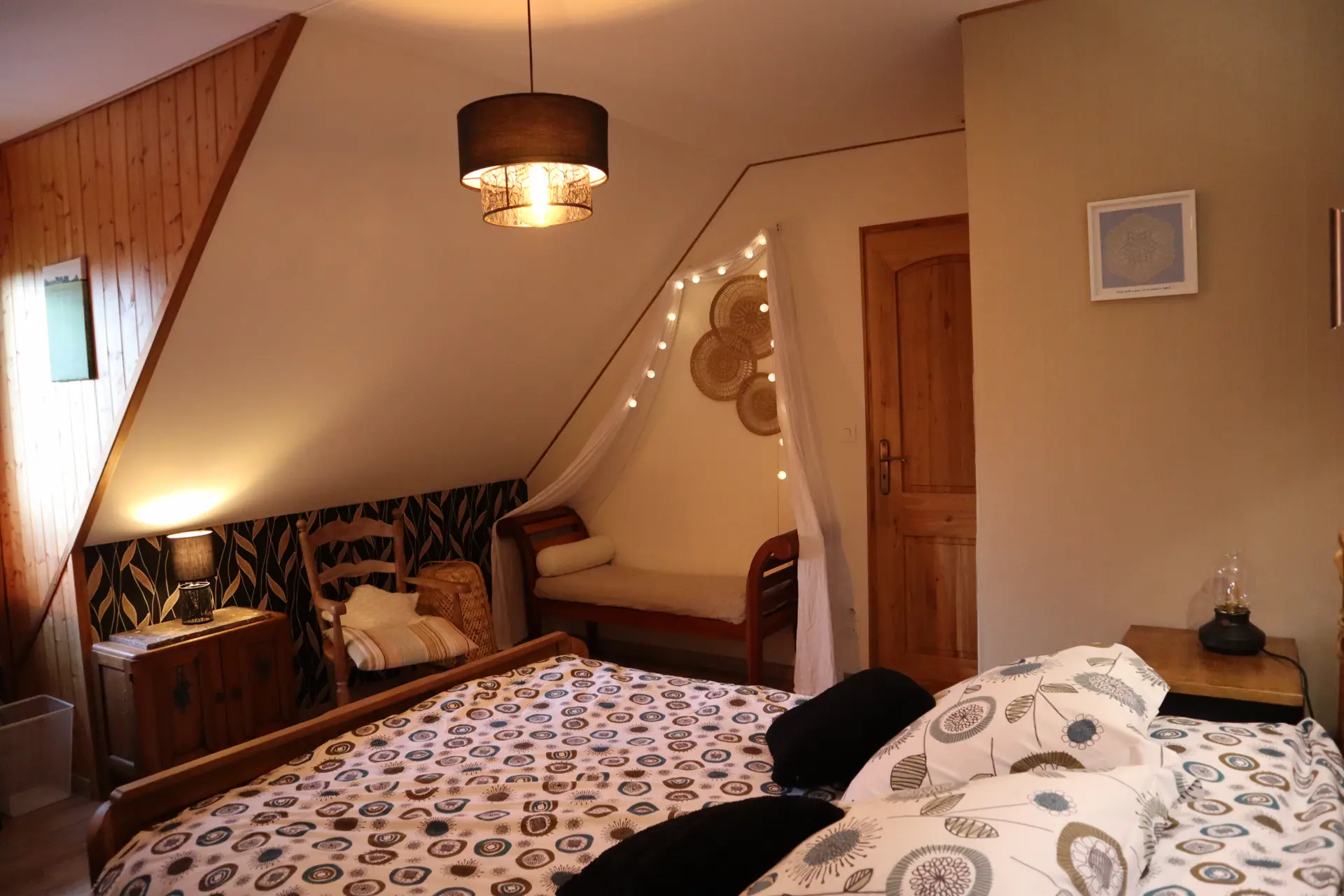 Lit et banquette de la chambre