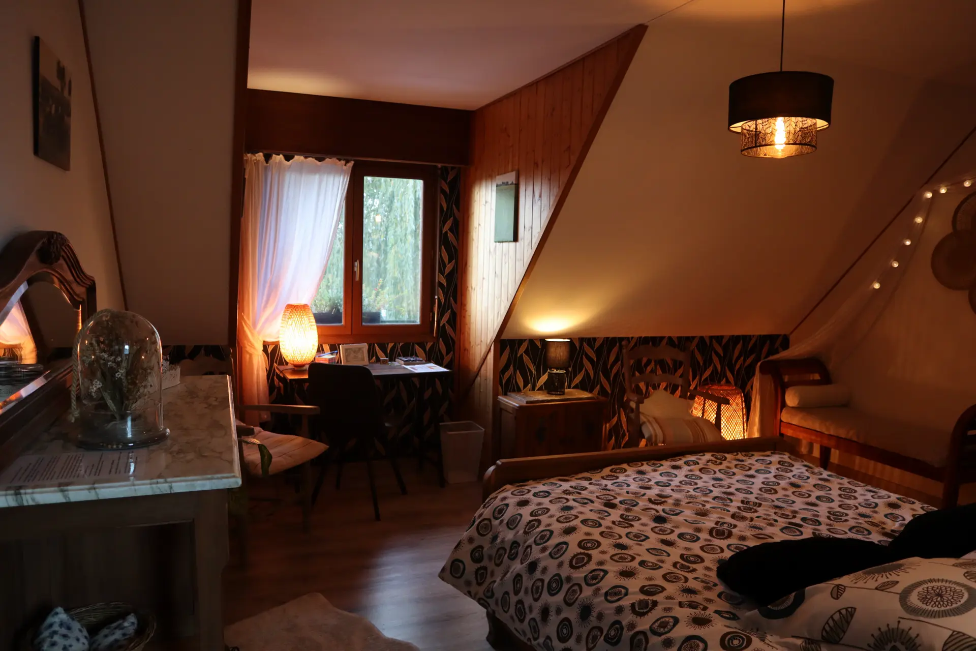 Vue d'ensemble du lit et de la banquette