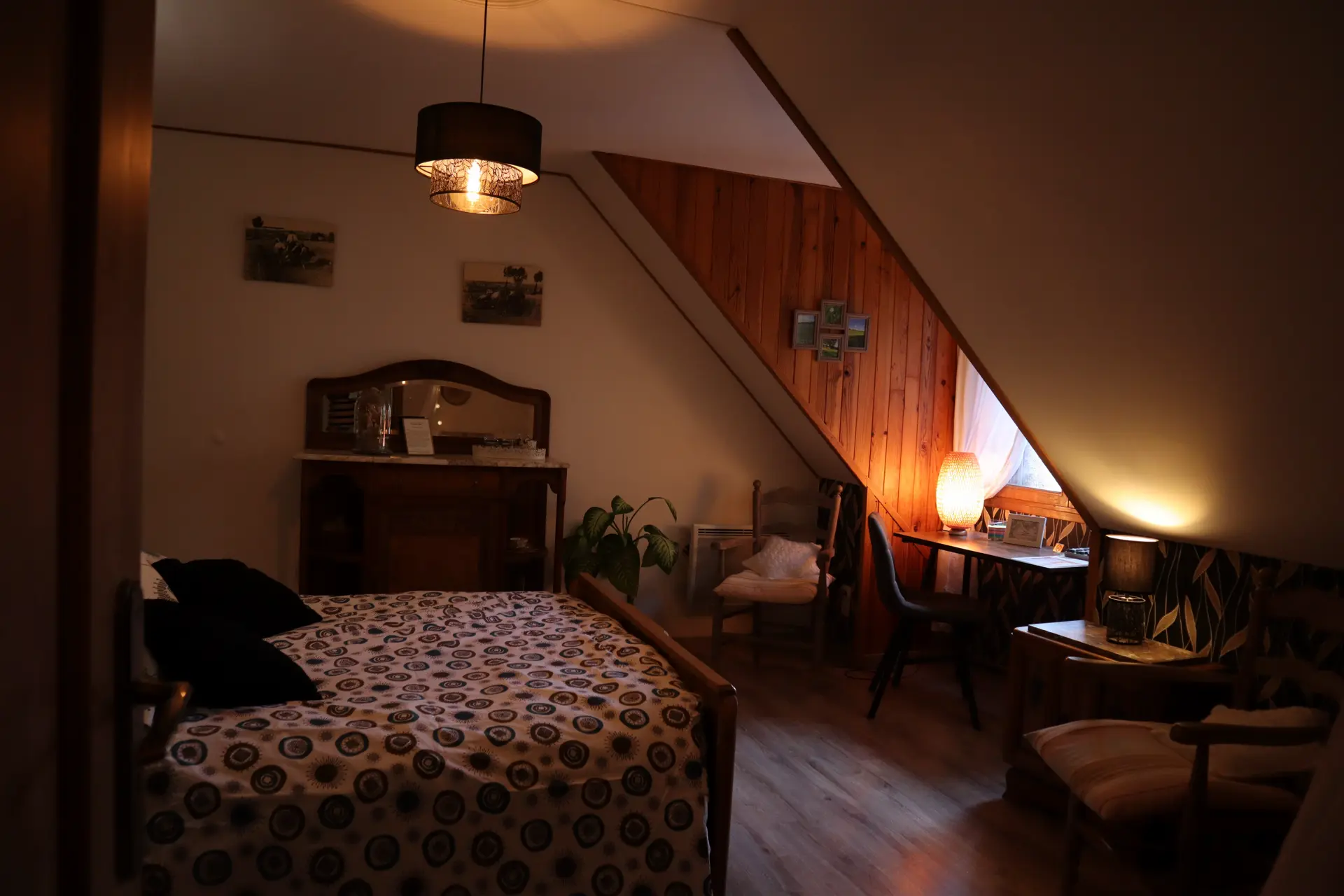 Vue du lit et du bureau