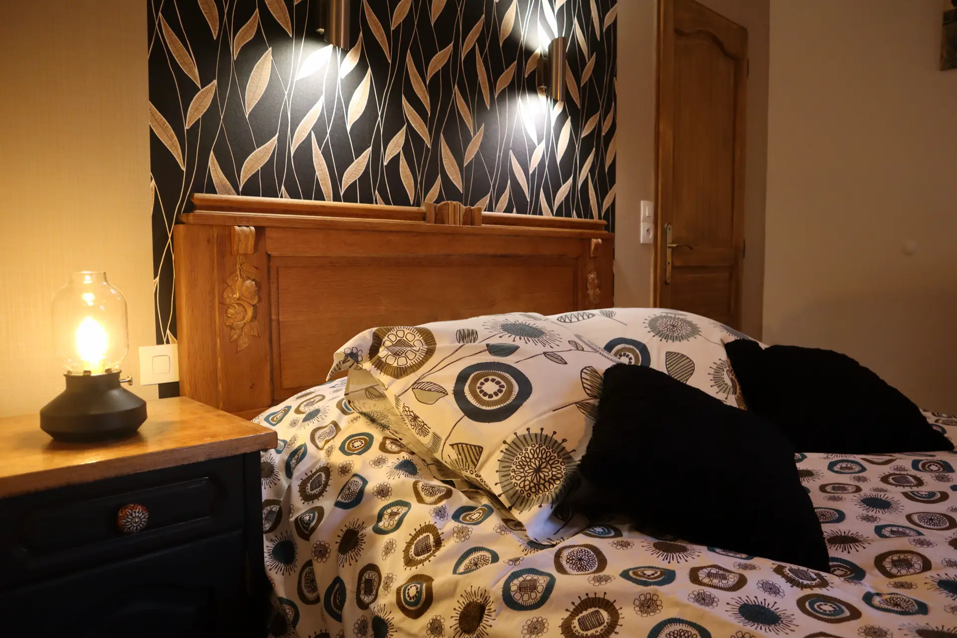 Détail du lit de la chambre Fleur de Lin