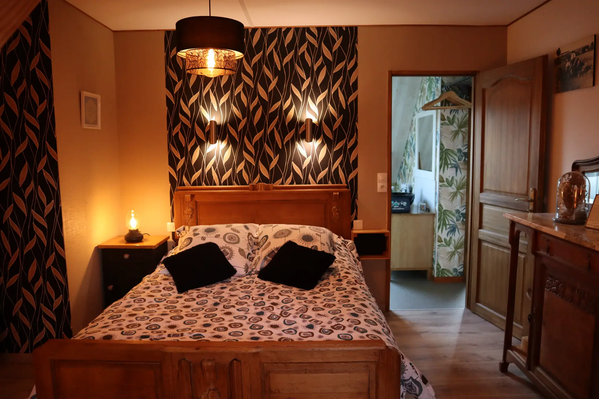 Vue de la chambre vers la salle de bain