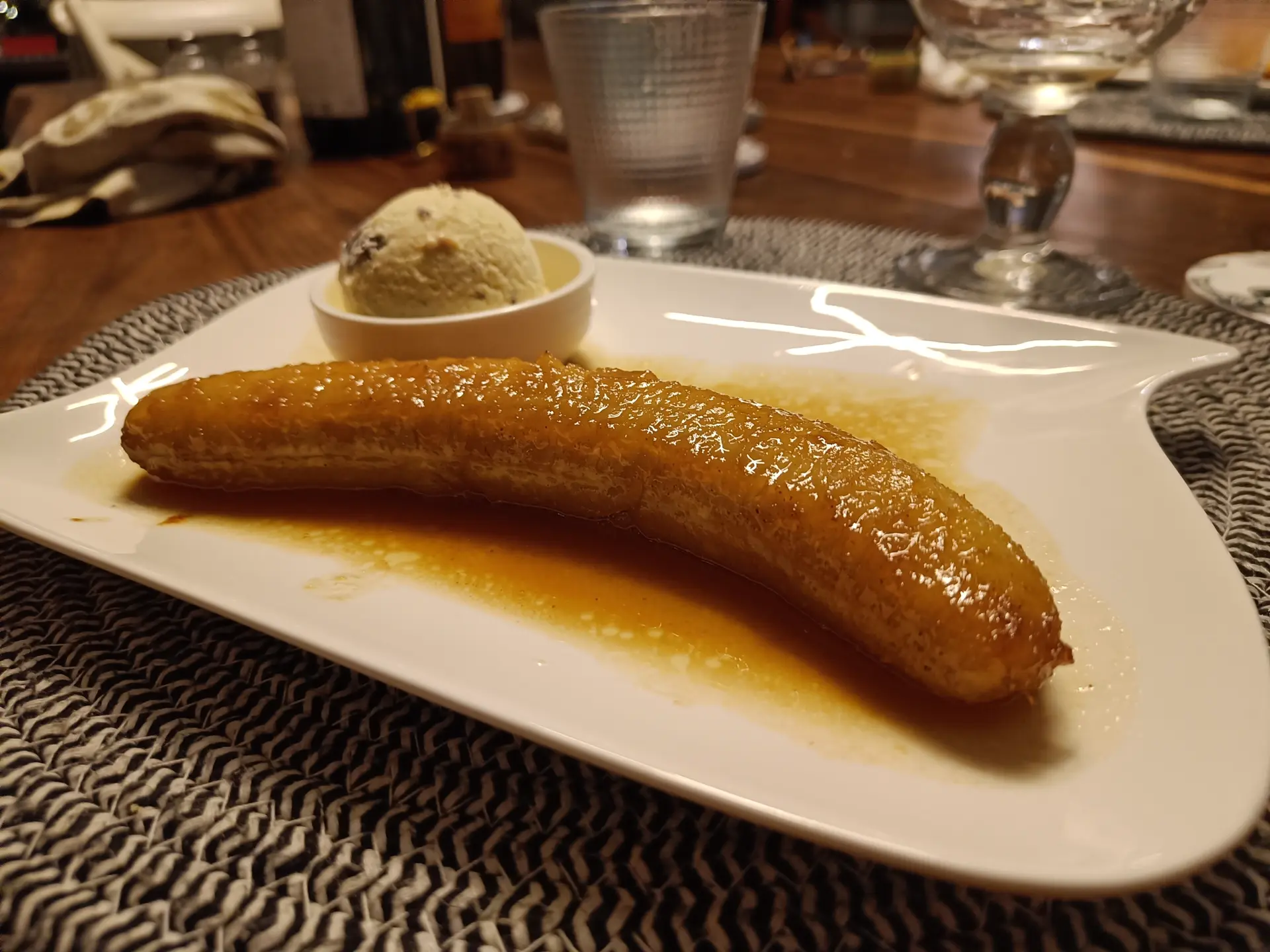 Banane flambée et sa boule de glace