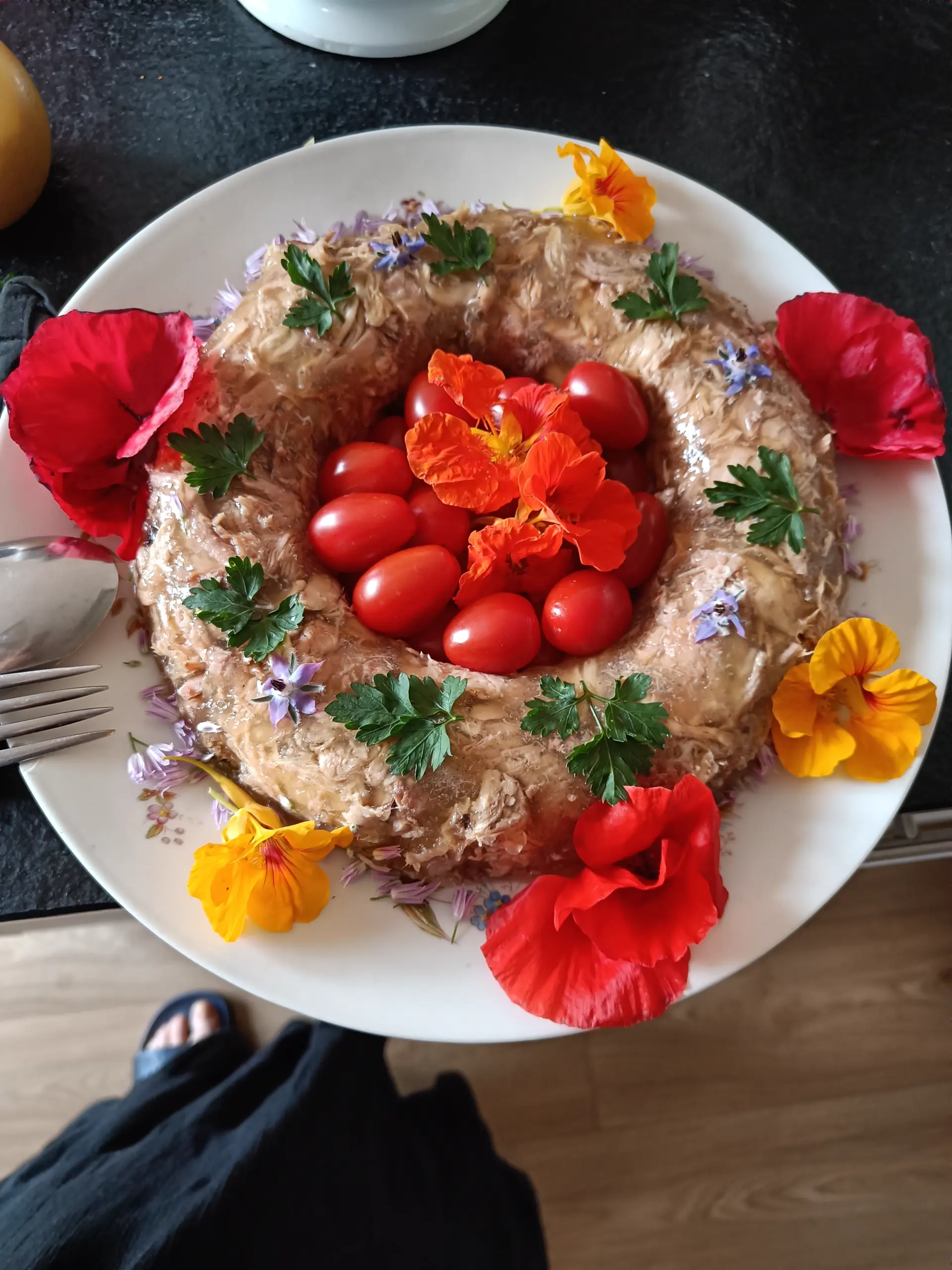 Couronne de viande en gelée aux fleurs et tomates cerises