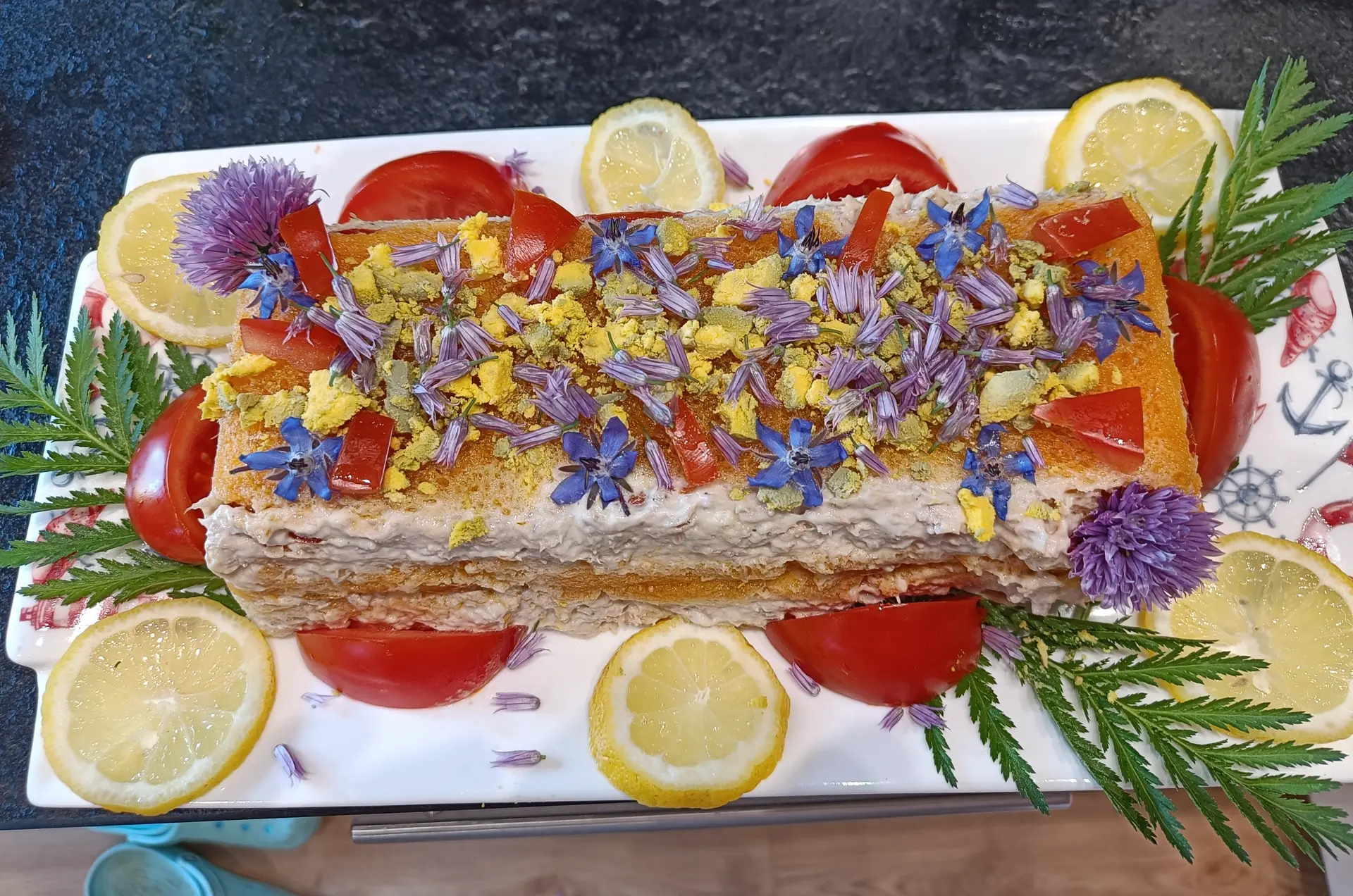 Pain de poisson décoré de fleurs et rondelles de citron