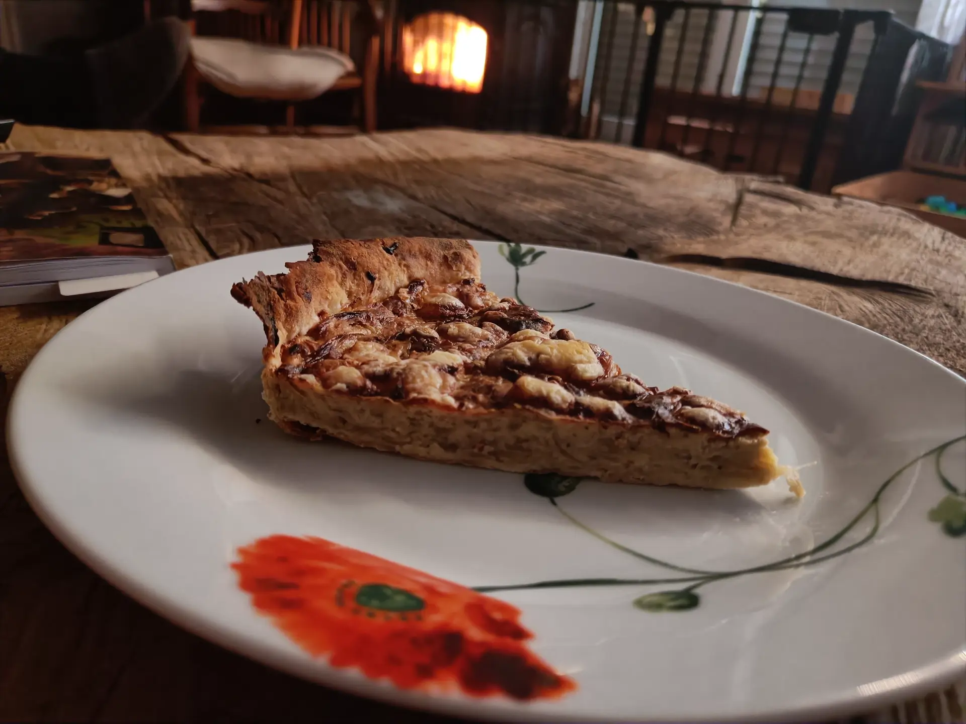 Part de quiche maison servie au coin du feu
