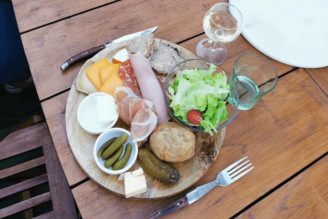 Planche du marcheur avec fromages et charcuteries locales