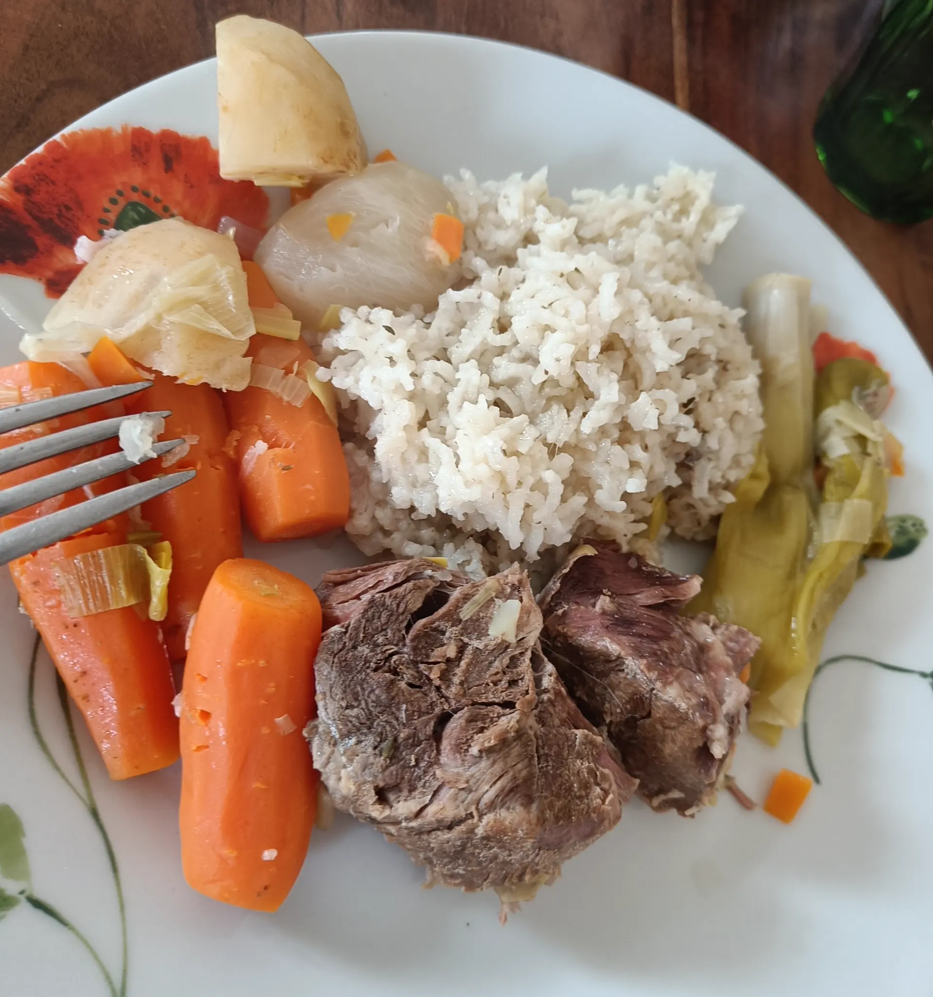 Assiette de pot-au-feu accompagnée de riz