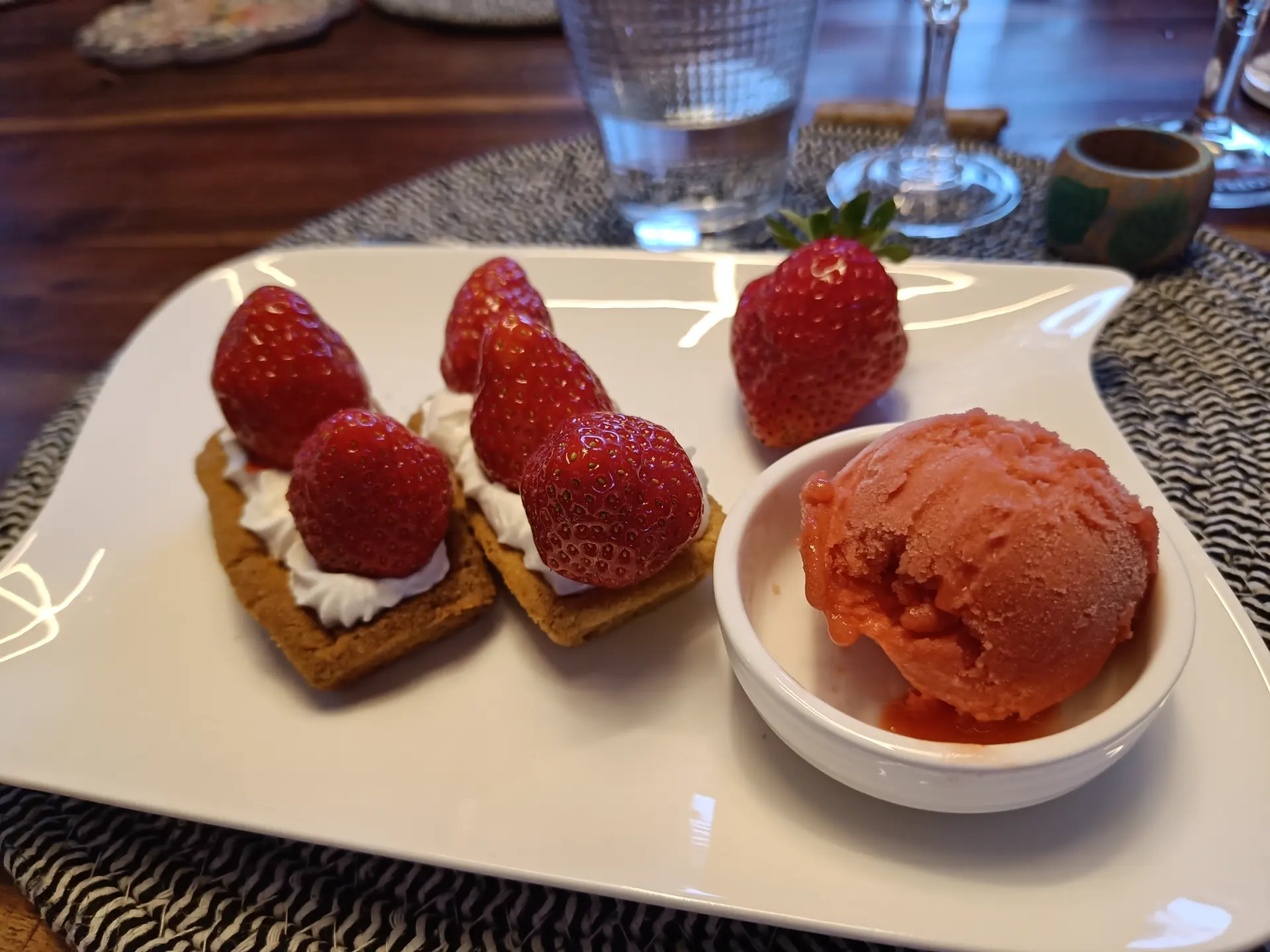 Sablés aux fraises fraîches et sorbet maison