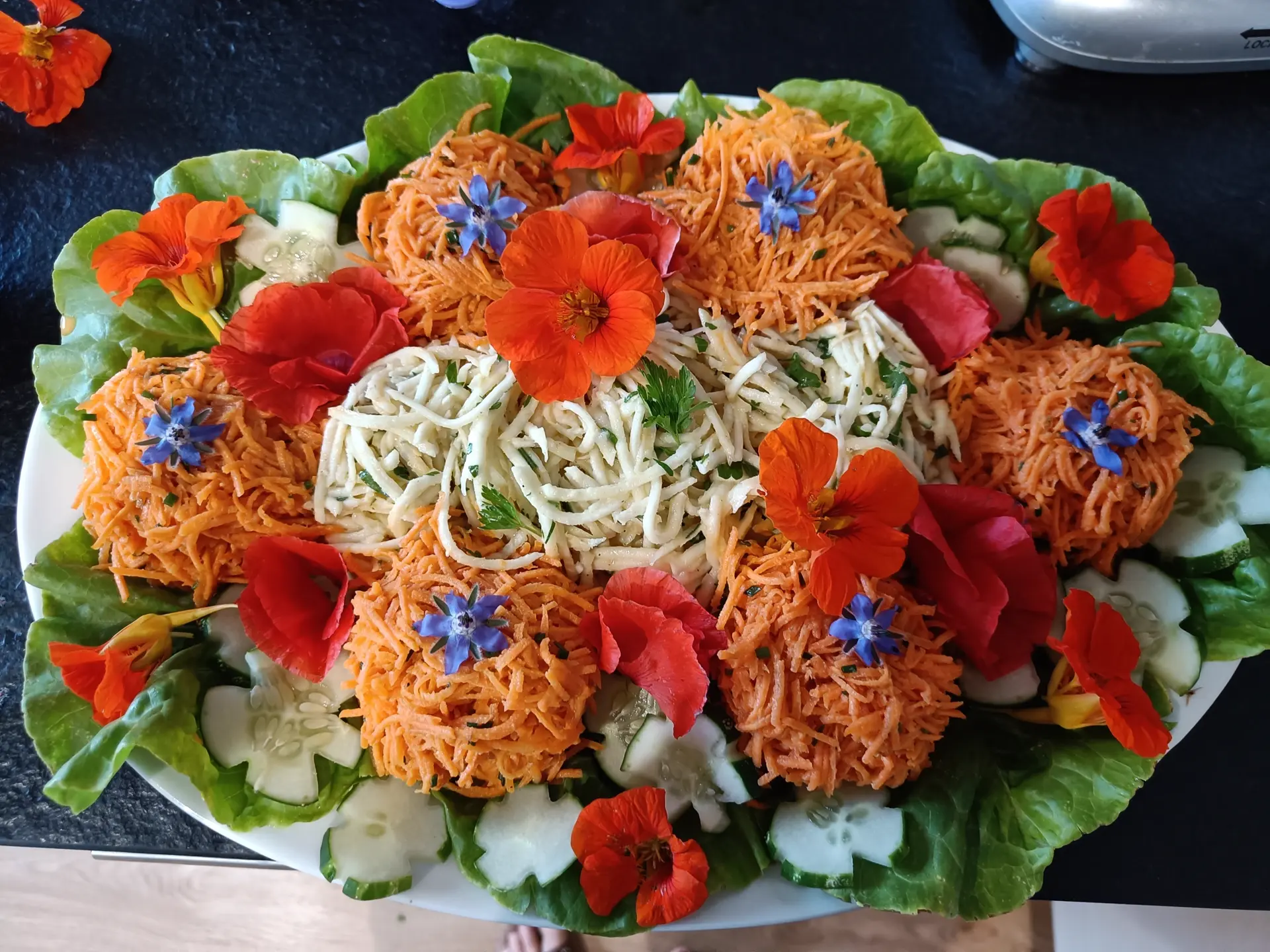 Salade de crudités décorée de fleurs comestibles