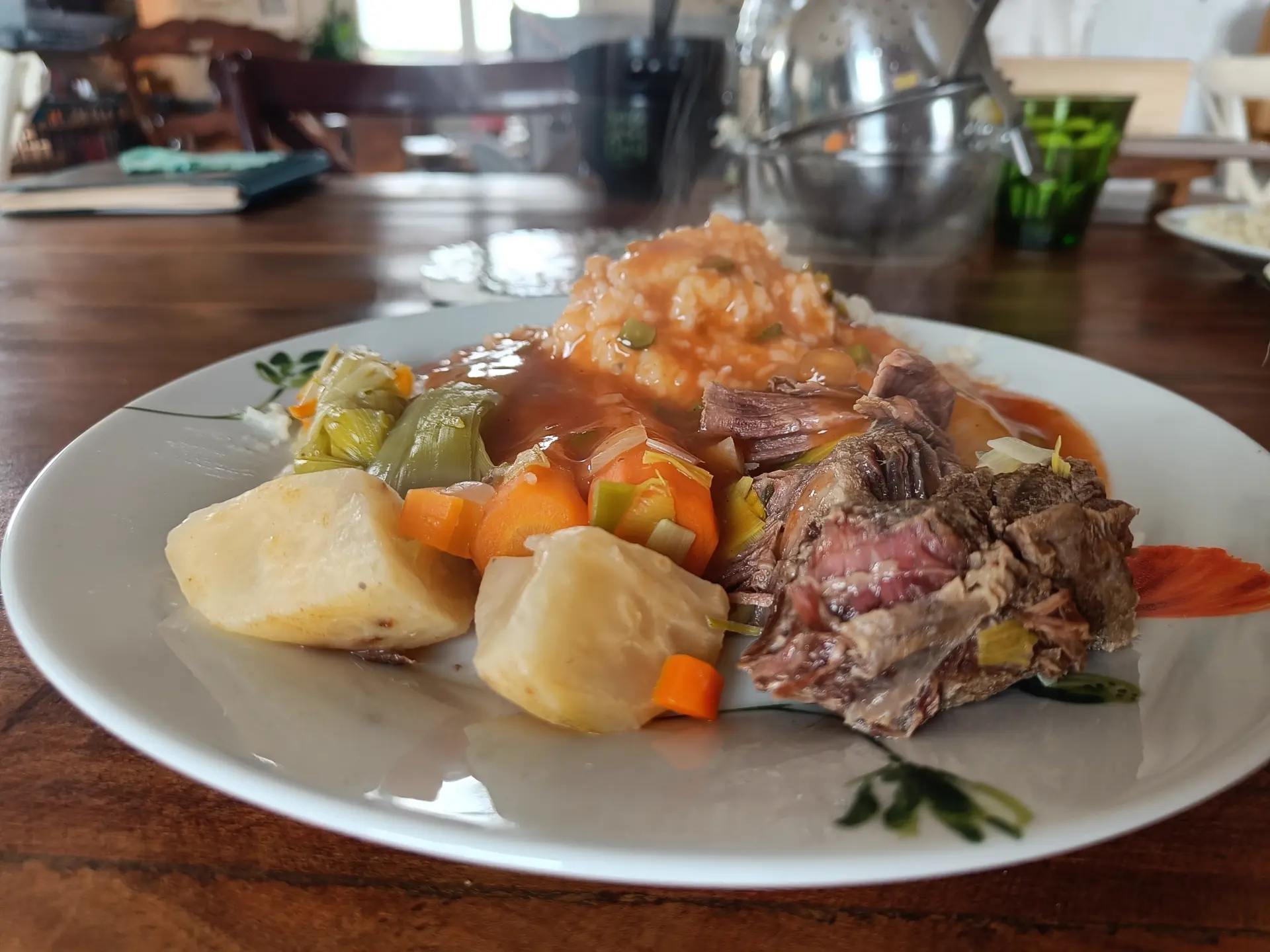 Plat de service convivial de pot-au-feu traditionnel