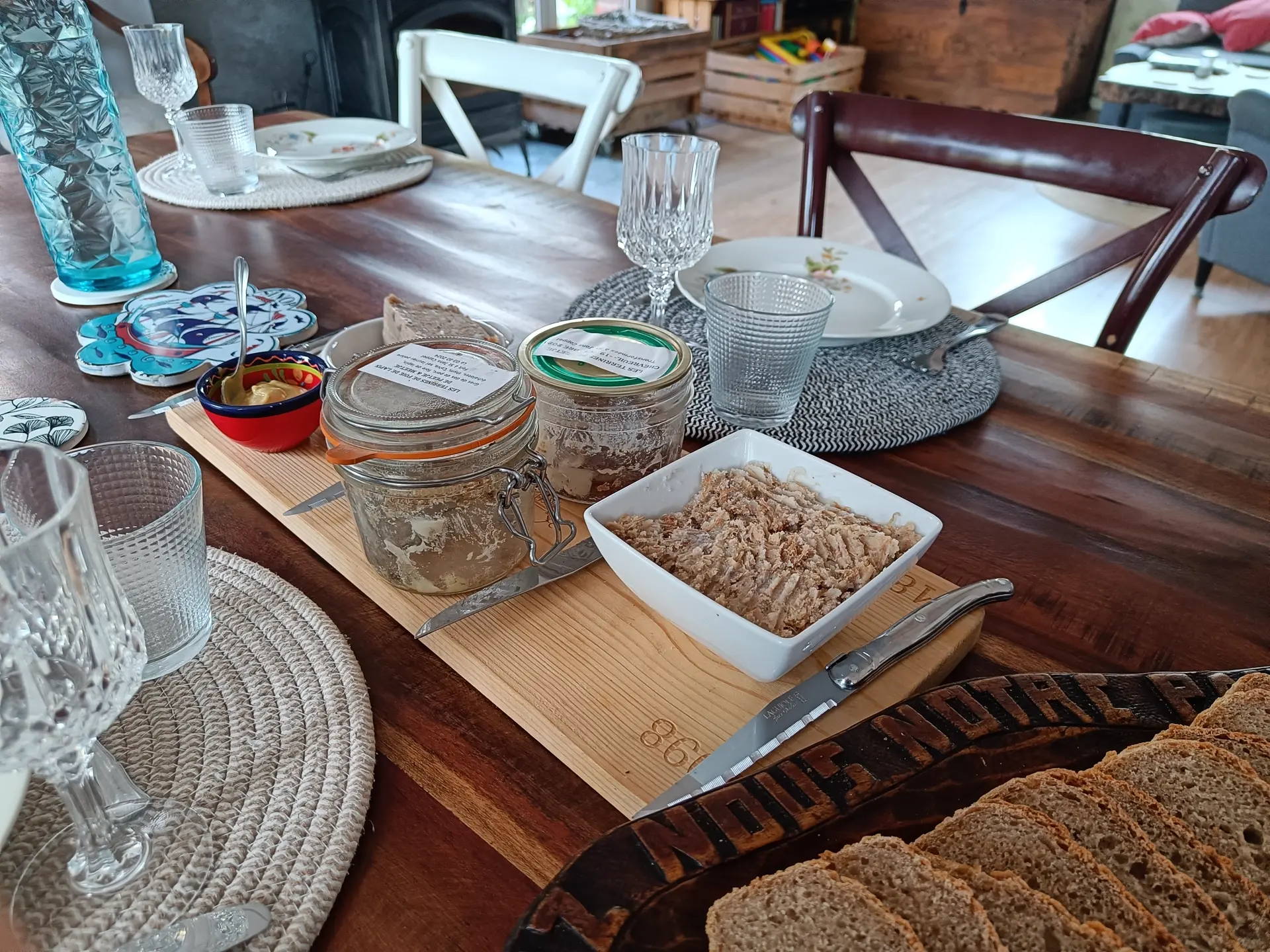 Assortiment de terrines artisanales et pain de campagne